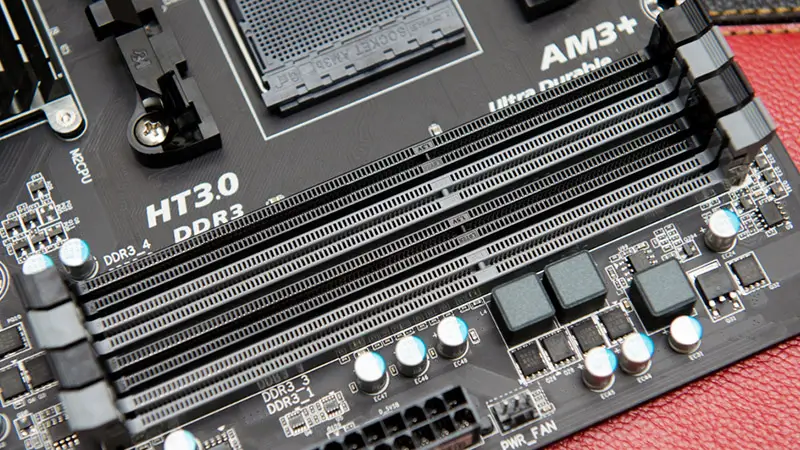 Vệ sinh chân RAM và khe cắm